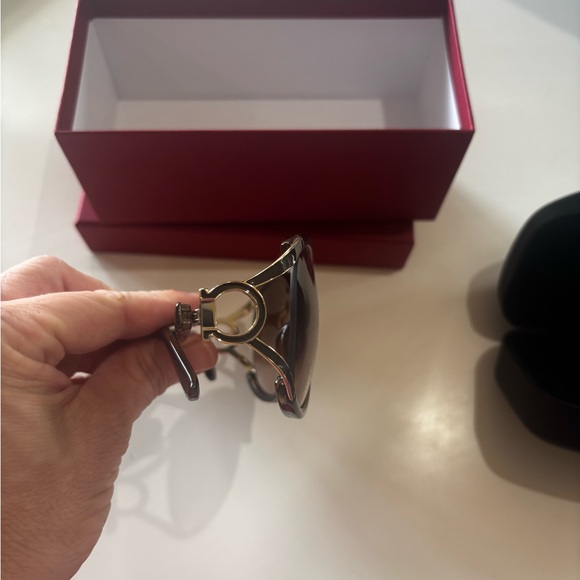 new Ferragamo Alt Fit Oval Cutaway Sunglasses - Picture 7 of 10